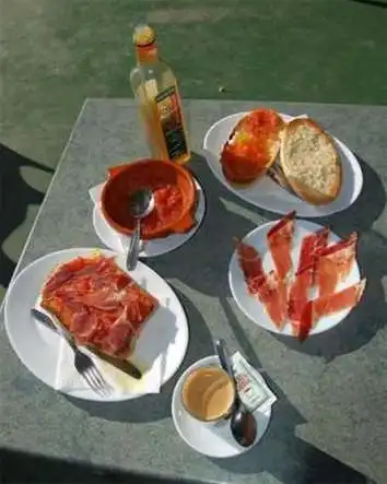 ¿Qué desayunan los españoles? 203 Pan con tomate, aceite y jamón