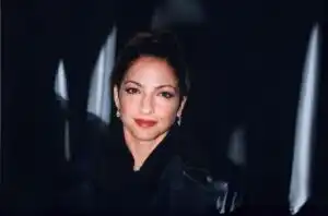 Biografía de Gloria Estefan: un viaje de ritmo, resiliencia y revolución